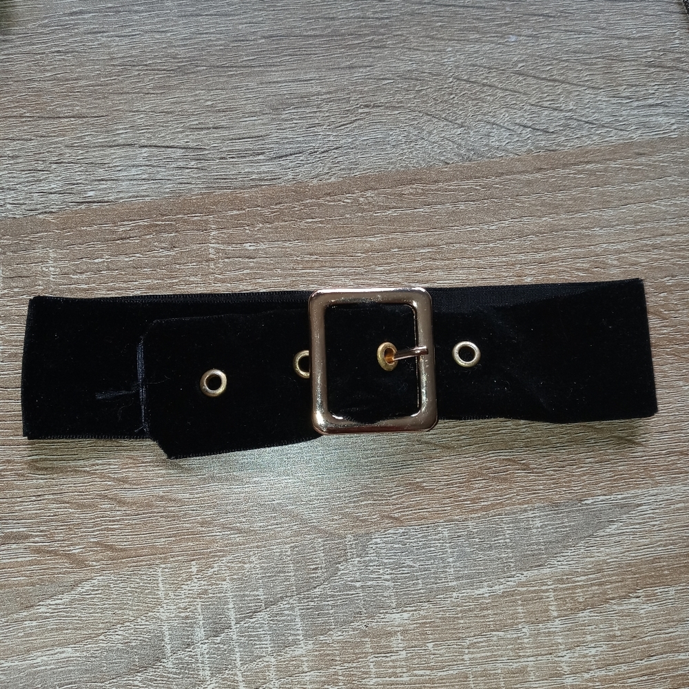 Black velvet choker